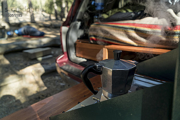 Kaffeemaschine am Campingkocher auf dem Campingplatz