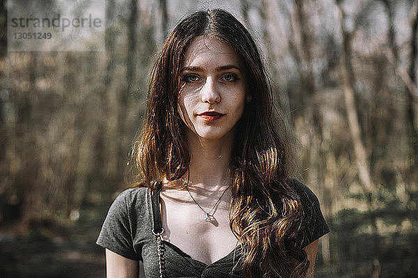 Porträt einer selbstbewussten jungen Frau im Wald