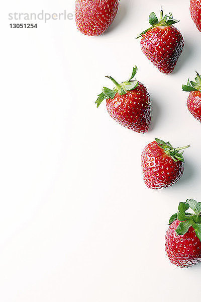 Draufsicht von Erdbeeren auf weißem Hintergrund