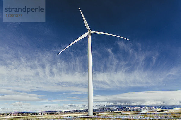Windmühle auf dem Feld gegen blauen Himmel