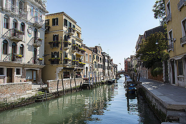 Ansicht des Kanals durch Gebäude gegen klaren Himmel