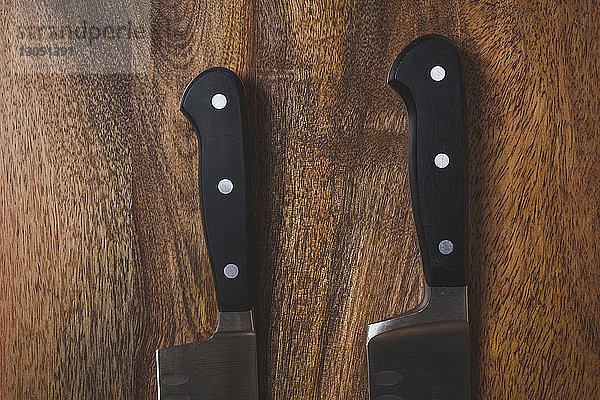 Draufsicht von Messern auf Holztisch