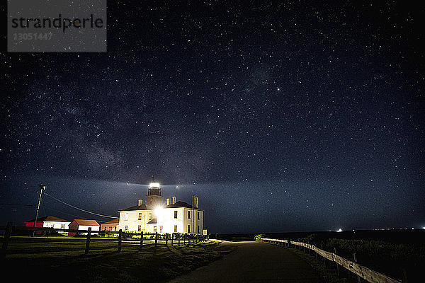 Beleuchteter Leuchtturm auf Feld gegen Himmel