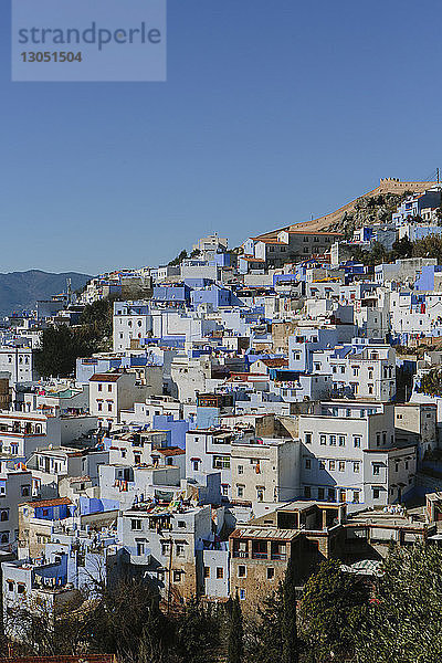 Hochwinkelansicht der Stadtlandschaft auf einem Berg vor klarem blauen Himmel