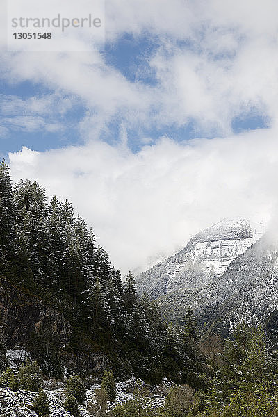 Tiefwinkelansicht von Bergen gegen bewölkten Himmel im Winter