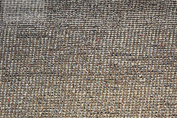 Schrägaufnahme von Menschen  die während des Arirang-Festes im Rungnado-Mai-Stadion sitzen