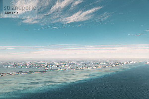 Luftaufnahme der Seelandschaft nach Stadtbild vor blauem Himmel