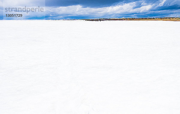 Ruhige Ansicht eines schneebedeckten Feldes gegen den Himmel