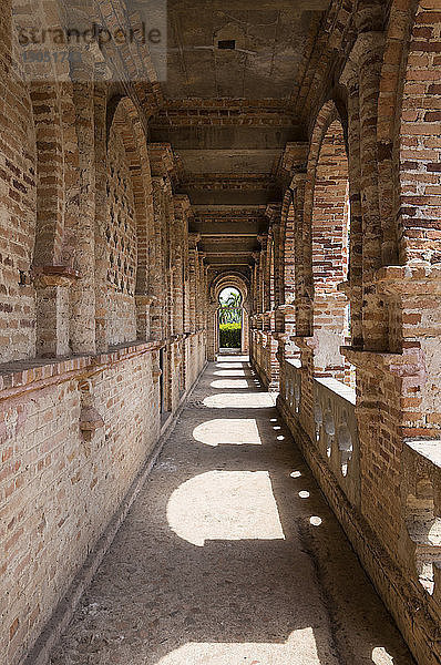 Schwindende Perspektive des alten ruinierten Korridors in Kellie's Castle