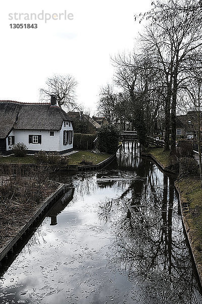 Häuser am Kanal in der Stadt