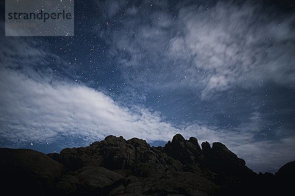 Szenische Ansicht einer Felsformation gegen den Sternenhimmel bei Nacht
