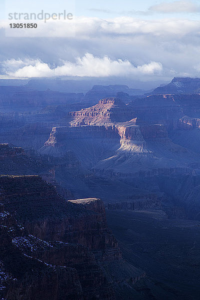 Blick auf den Grand-Canyon-Nationalpark bei bewölktem Himmel