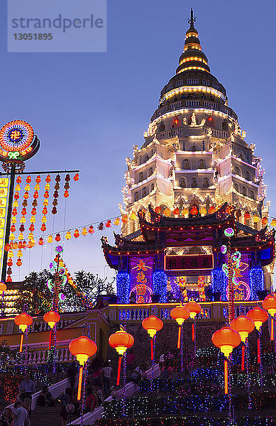 Niedrigwinkelansicht des beleuchteten Kek Lok Si-Tempels gegen den klaren Himmel in der Stadt