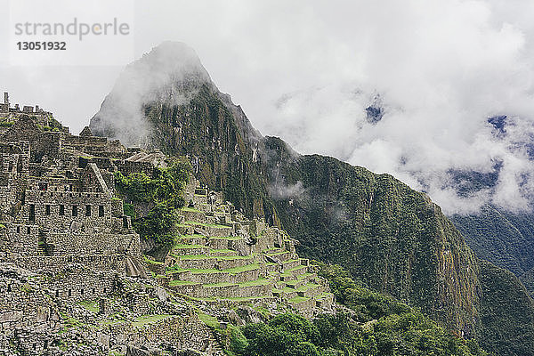 Szenerieansicht von Machu Picchu mit Mt. Huayna Picchu bei nebligem Wetter
