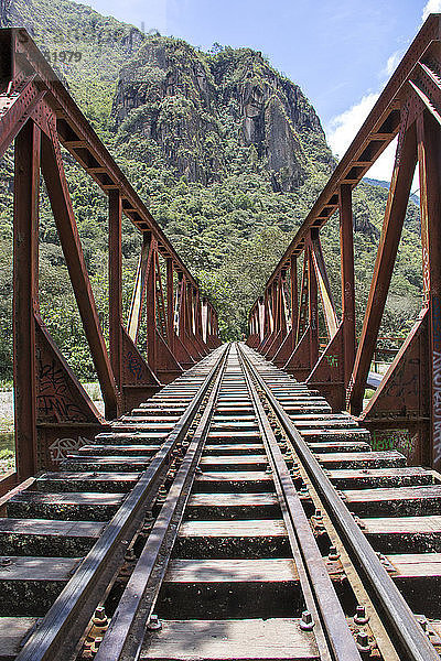 Eisenbahnschiene auf Brücke gegen Berge