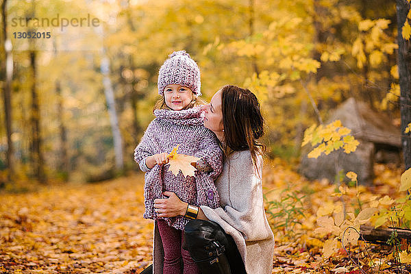 Mutter und Tochter im Wald