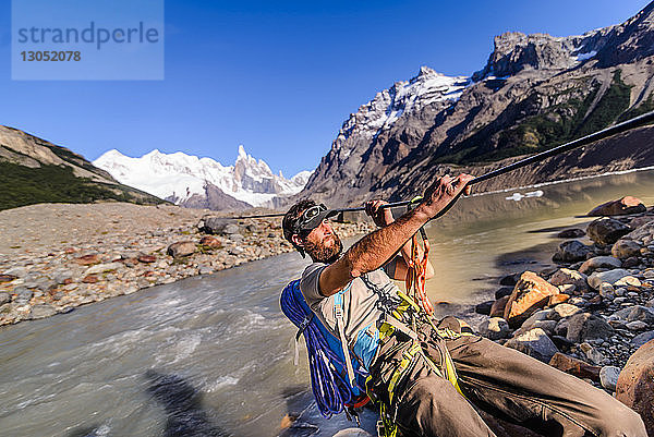 Bergsteiger rutscht am Seil über den Fluss  El Chaltén  Südpatagonien  Argentinien