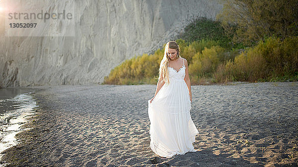 Braut im Brautkleid am Strand bei Sonnenuntergang  Scarborough Bluffs  Toronto  Kanada