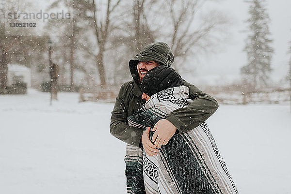 In eine Decke gehülltes Ehepaar in verschneiter Landschaft  Georgetown  Kanada