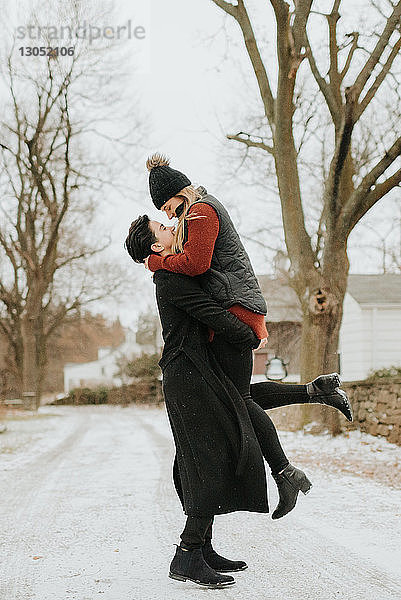Glückliches Paar genießt Schneelandschaft  Georgetown  Kanada