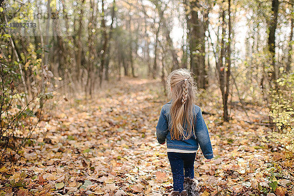 Kleines Mädchen erkundet Wald