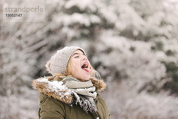 Mädchen mit offenem Mund wartet auf Schnee