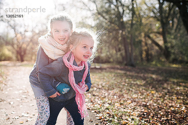 Schwestern spielen im Wald