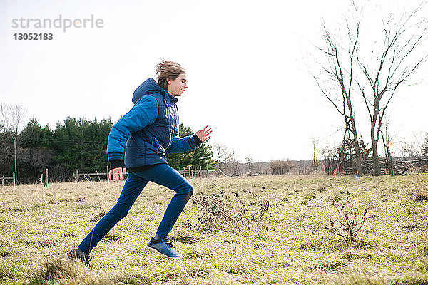 Junge läuft im Feld