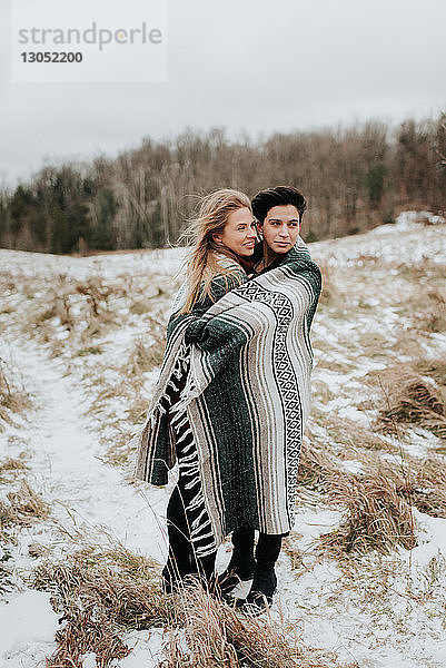 In eine Decke gehülltes Ehepaar in verschneiter Landschaft  Georgetown  Kanada