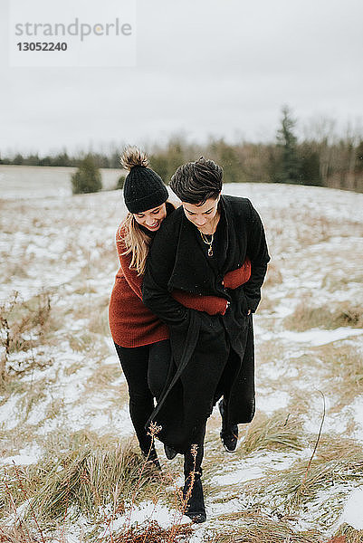 Umarmung eines Paares in verschneiter Landschaft  Georgetown  Kanada