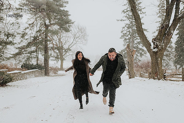 Paar läuft in verschneiter Landschaft  Georgetown  Kanada