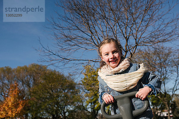 Kleines Mädchen spielt im Park