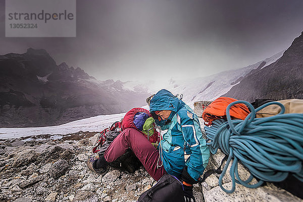 Bergsteiger mit Kletterausrüstung  die vor extremem Wetter schützt  El Chaltén  Südpatagonien  Argentinien