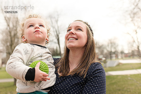 Mutter und Sohn im Park