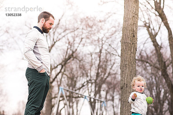 Vater wacht über Sohn im Park