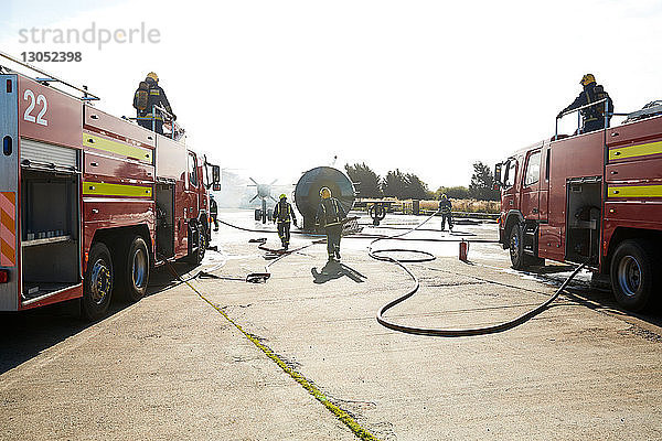 Feuerwehrmänner löschen Feuer an altem Trainingsflugzeug  Darlington  UK