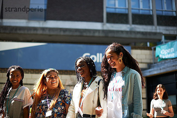 Teenager-Mädchen mit jungen Studentinnen  die den College-Campus verlassen
