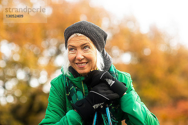 Reife Frau ruht sich vom Spaziergang im Park aus