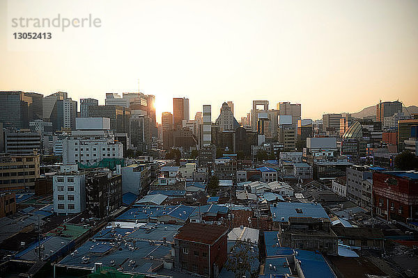 Stadtbild bei Sonnenuntergang  Seoul  Südkorea