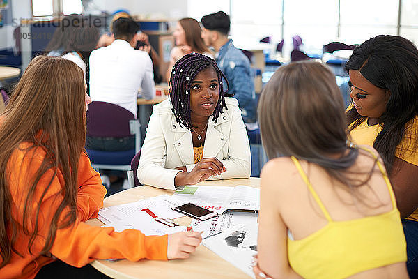 Weibliche Hochschulstudentinnen diskutieren Projekt im Klassenzimmer