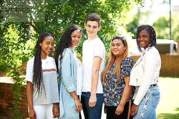 Teenager und Hochschulstudenten auf dem College-Campus  Porträt