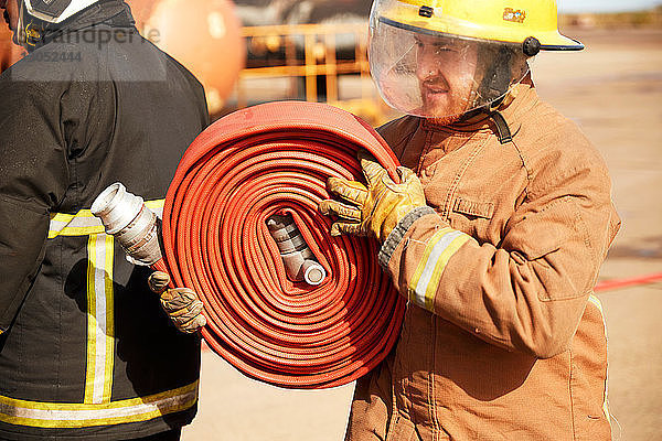 Feuerwehrmann mit Feuerwehrschlauchtrommel  Darlington  UK