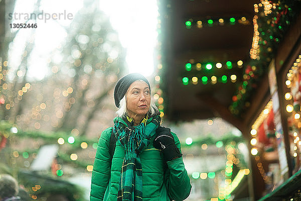 Ältere Frau beim Einkaufen auf dem Weihnachtsmarkt  Freiburg  Baden-Württemberg  Deutschland