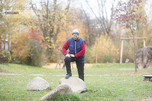 Ältere Frau trainiert im Park