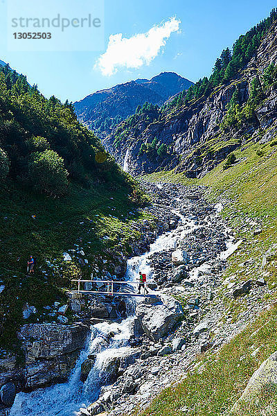 Wanderer über schmale Brücke  Mont Cervin  Matterhorn  Wallis  Schweiz