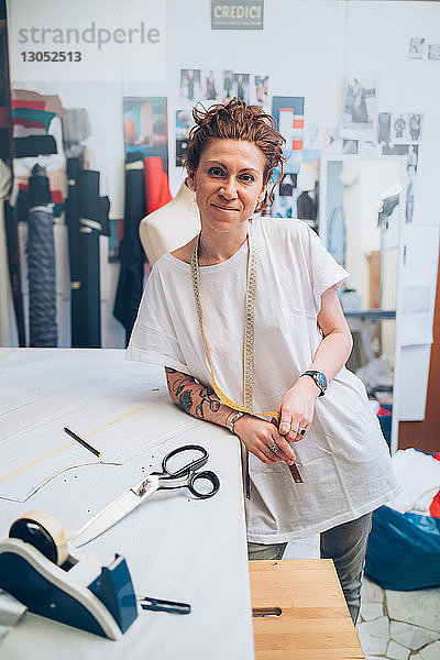 Porträt einer Modedesignerin in ihrem Atelier