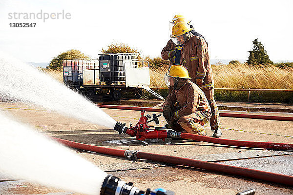 Ausbildung von Feuerwehrleuten im Umgang mit Feuerwehrschläuchen  Darlington  UK