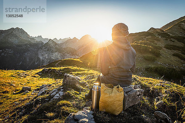 Aussicht geniessender Wanderer  Karwendelregion  Hinterriss  Tirol  Österreich