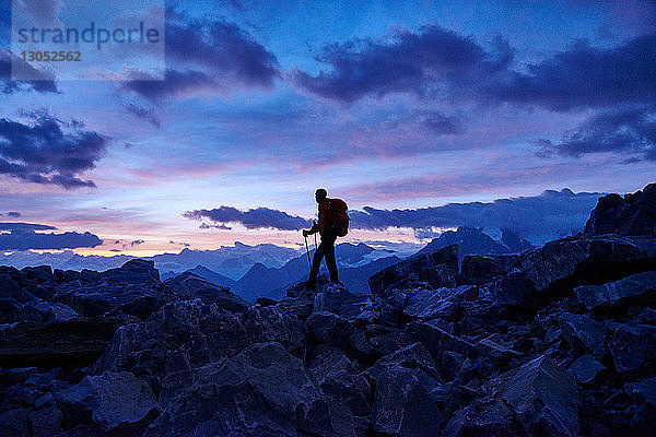 Wanderer in der Abenddämmerung  Mont Cervin  Matterhorn  Wallis  Schweiz