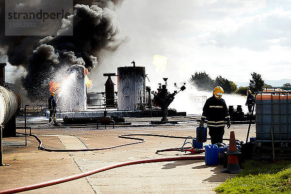 Ausbildung von Feuerwehrleuten zum Löschen von Feuer an brennenden Panzern  Darlington  UK